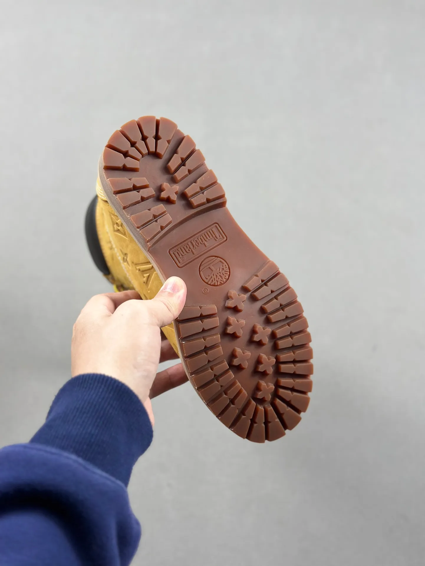 Local pick-up 💰1100 supports delivery. The same style of Jiaer is pure and original. Produced by Zhongshan Factory. Louis Vuitton As the first collaboration between the two parties, this shoe redefines the classic design of Timberland's 6-inch rhubarb boots. Timberland/Timberland's 6-inch all-over presbyopic rhubarb boots pay homage to the classic yellow boot shape of the 1996 Grandmaster Flash. Original hardware molded lace buckles. Newly upgraded top-notch craftsmanship. OEM by Zhongshan factory. Original imported leather. Independent private mold outsole, correct logo, not the wrong version on the market. Original and consistent full head-layer nubuck leather collar. All cow lining Brand new original packaging shoe box Exclusive supply to the market Official item number: 1AD7YN Size: 35 36 37 38 39 40 41 42 43 44 45 46